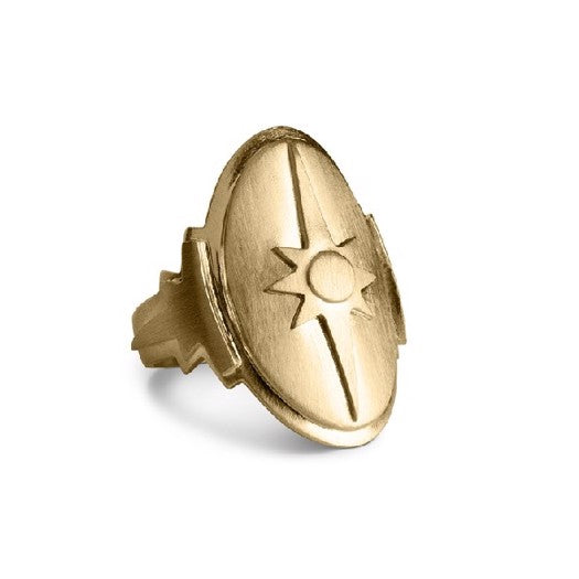 Shield ring i 18 karat forgyldt sølv fra Jane Kønig med ovalt skjoldformet design og stjerne-relief.